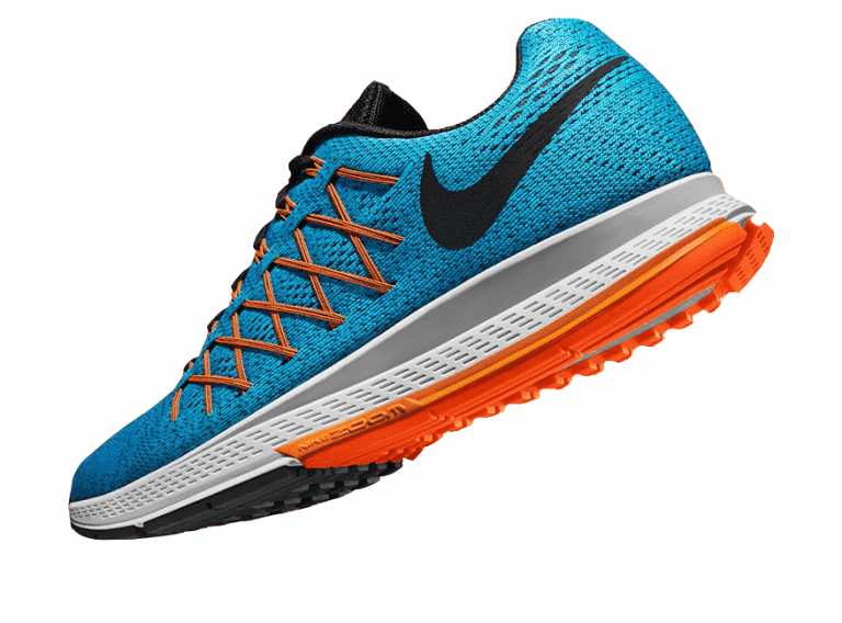 Chaussure de sport bleue avec semelle orange et logo noir.